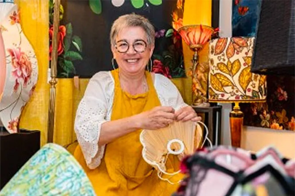 Sylvie Lemarchand, artisane abat-jouriste normande, dans son atelier de Cormeilles